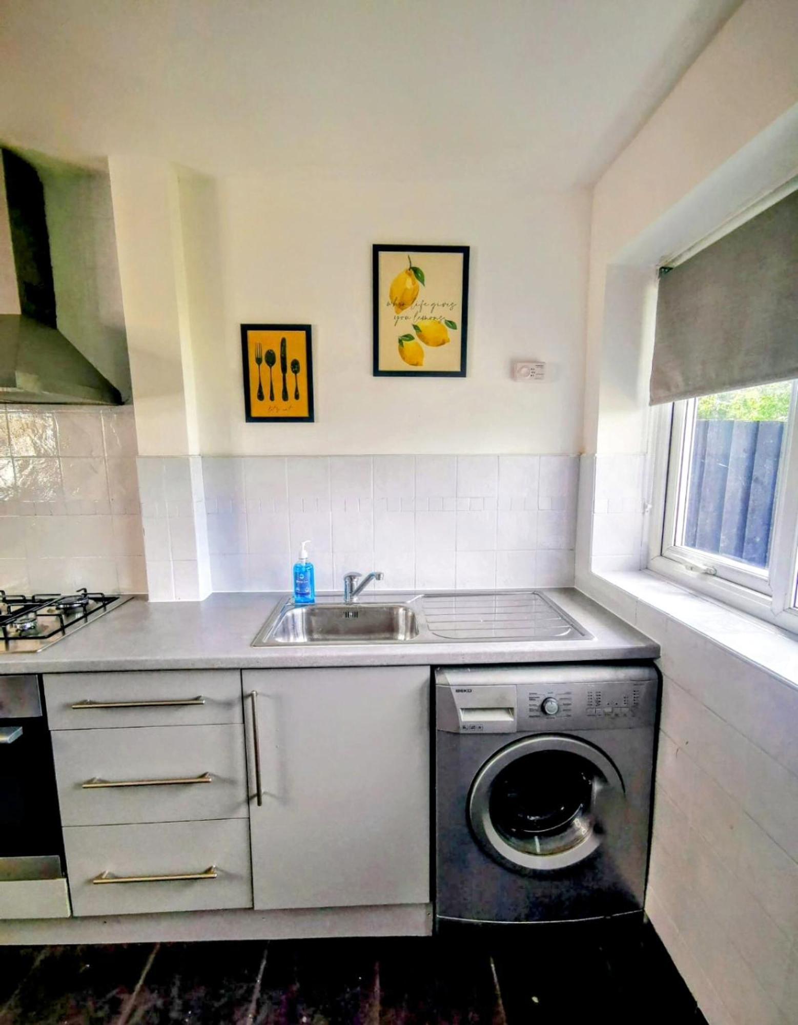 No 7 - Bright, Spacious 3 Bed Home With Parking & Wifi Huyton Ngoại thất bức ảnh