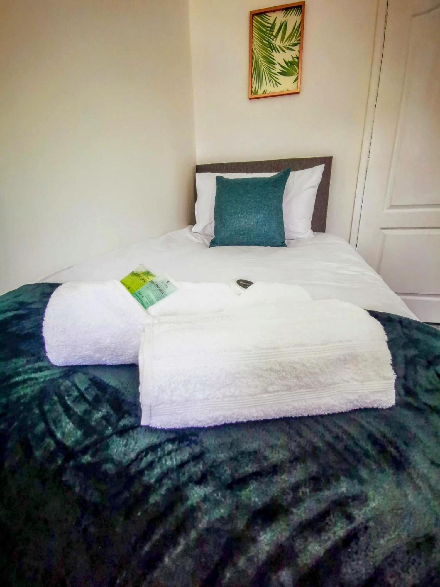 No 7 - Bright, Spacious 3 Bed Home With Parking & Wifi Huyton Ngoại thất bức ảnh