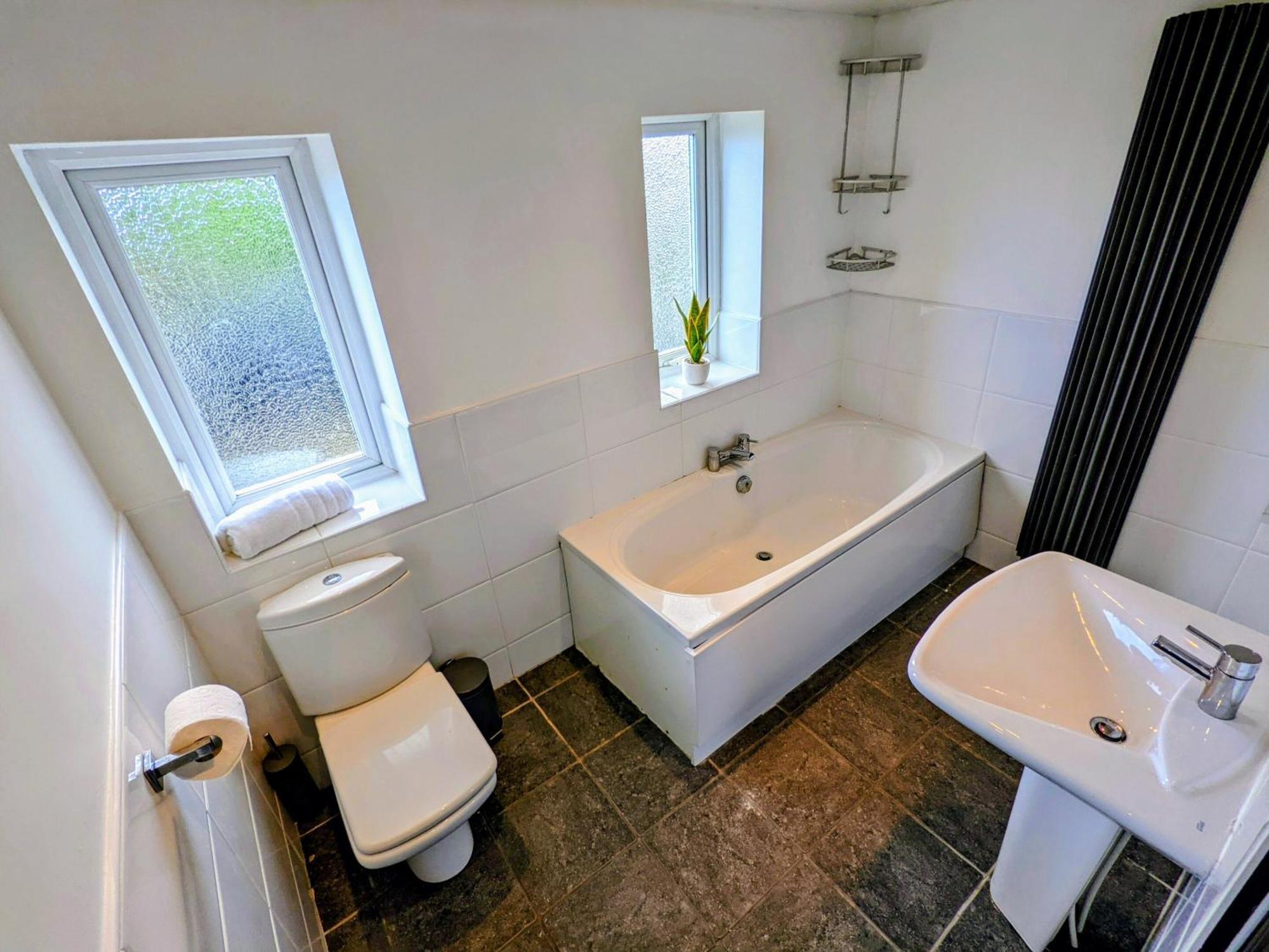 No 7 - Bright, Spacious 3 Bed Home With Parking & Wifi Huyton Ngoại thất bức ảnh