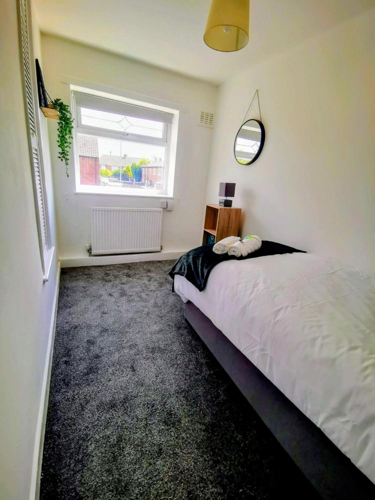 No 7 - Bright, Spacious 3 Bed Home With Parking & Wifi Huyton Ngoại thất bức ảnh