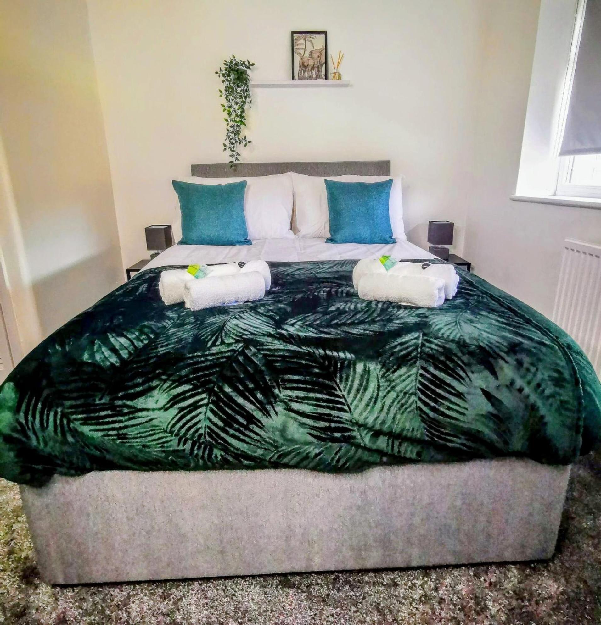 No 7 - Bright, Spacious 3 Bed Home With Parking & Wifi Huyton Ngoại thất bức ảnh