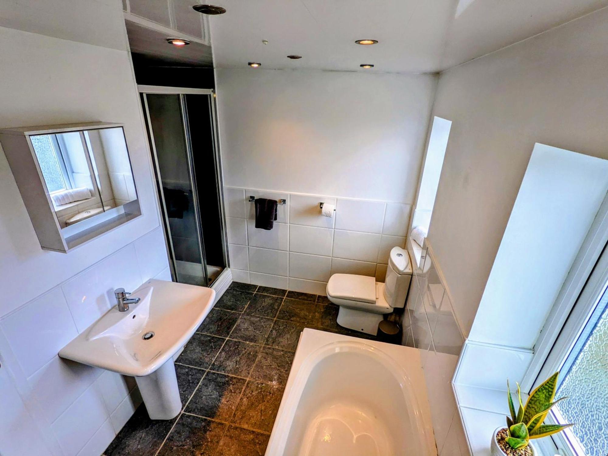 No 7 - Bright, Spacious 3 Bed Home With Parking & Wifi Huyton Ngoại thất bức ảnh